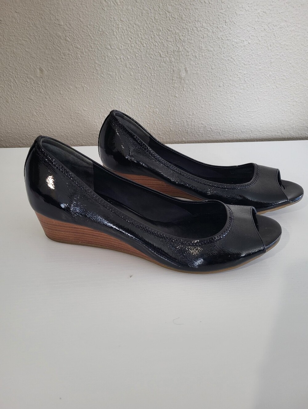 Cole Haan Air Tali 8.5 B Pump Black Patent Low Wooden Wedge Peep Toe Comfy Shoe